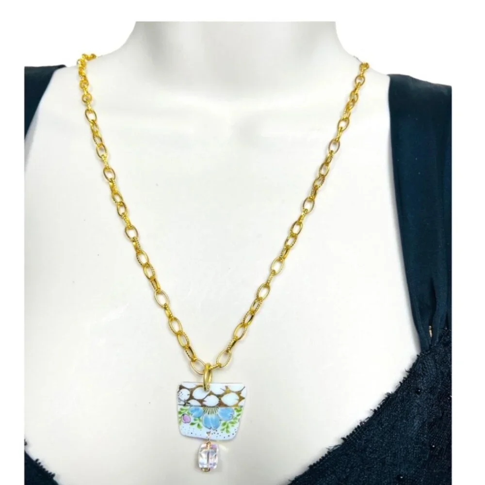 Broken China Pendant Necklace With Gold Tone Chain & Multifaceted Crystal Bead - Picture 9 of 11
